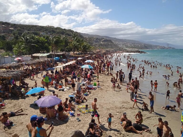 Bañistas aprovecharon el candente sol para un chapuzón en La Guaira