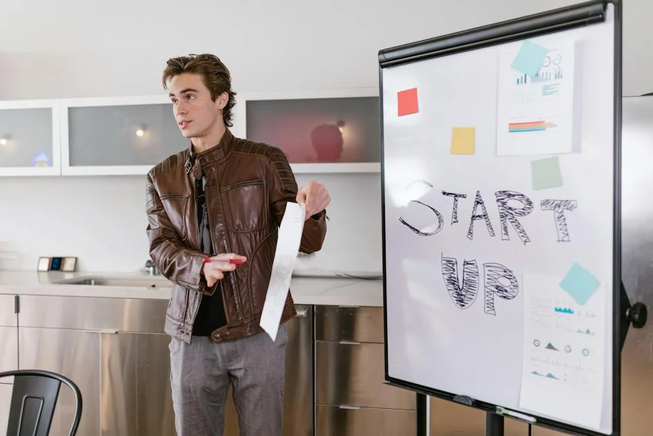 Un hombre hablando su idea de empresa startup en frente de una pizarra blanca