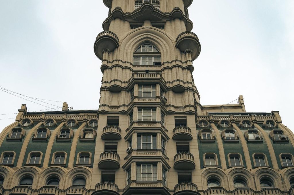 Carlos Julio Heydra Castillo: Arquitectura Inspirada en Libros